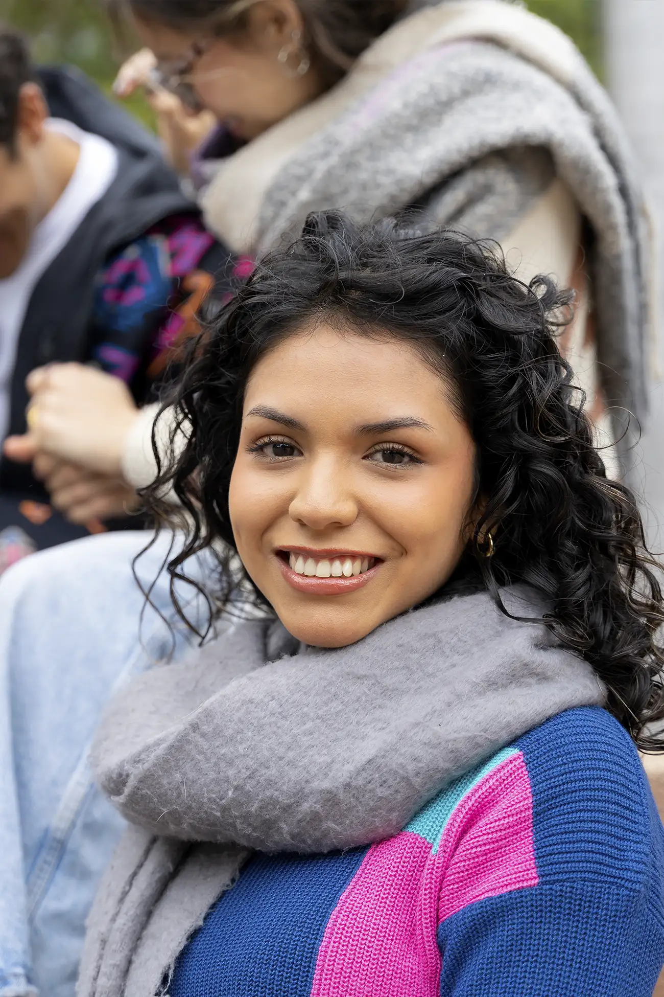 Mujer sonriente de la comunidad Entre Hispanos